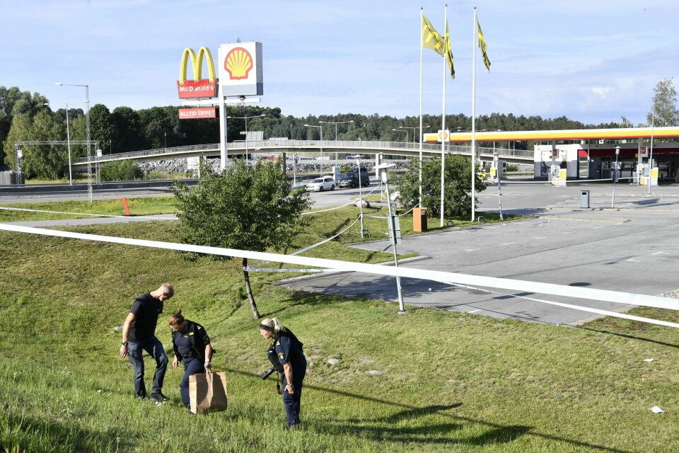Stedet der den tolv år gamle jenta ble skutt og drept i Botkyrka sør for Stockholm en augustnatt i 2020. Arkivfoto. Norsborg, Sverige 20200802. Ei jente på under 15 år er skutt og drept på en bensinstasjon i Botkyrka sør for StockholmFoto: Naina Helén Jåma/ TT NYHETSBYRÅN / NTB scanpix