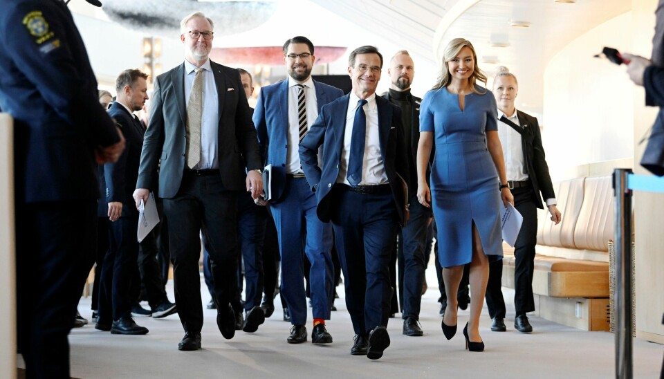 Sveriges nye regjeringskamerater (f.v.): Liberalernes Johan Pehrson, Sverigedemokratenes Jimmie Åkesson, statsminister Ulf Kristersson fra Moderaterna og Kristdemokratenes Ebba Busch. Sveriges nye regjeringskamerater (f.v.): Liberalernes Johan Pehrson, Sverigedemokratenes Jimmie Åkesson, statsminister Ulf Kristersson fra Moderaterna og Kristdemokratenes Ebba Busch. Åkesson og SD skal ikke sitte i regjering, men blir støtteparti med en samarbeidsavtale.