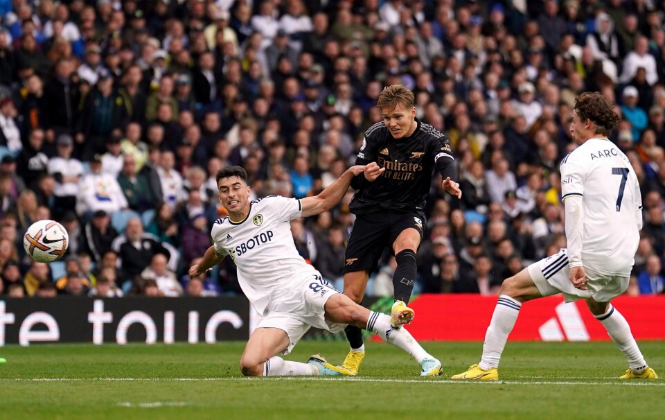 Martin Ødegaard og Arsenal leder fortsatt Premier League etter seieren over Leeds på Elland Road søndag. Martin Ødegaard og Arsenal leder fortsatt Premier League. Foto: Tim Goode / PA via AP / NTB