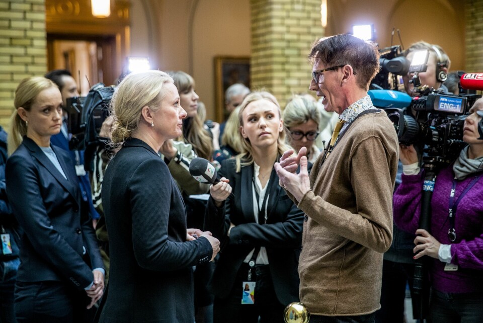 Rune Halseth ble dømt og fengslet for trygdebedrageri fordi han oppholdt seg i utlandet da han mottok arbeidsavklaringspenger. Her snakker han med Anniken Hauglie (H), som var arbeids- og sosialminister da trygdeskandalen sprakk høsten 2019. Rune Halseth sammen med Anniken Hauglie (H), som var arbeids- og sosialminister da trygdeskandalen sprakk.