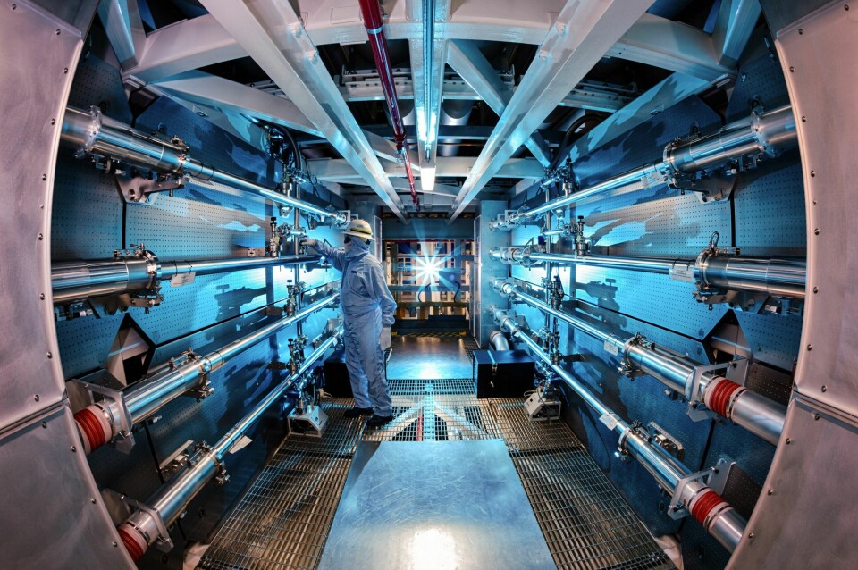 Deler av anlegget ved Lawrence Livermore National Laboratory, der de har klart å få rundt 50 prosent mer energi ut av en kontrollert fusjon enn de brukte på å starte prosessen. En tekniker undersøker deler av anlegget ved Lawrence Livermore National Laboratory å få rundt 50 prosent mer energi ut av en kontrollert fusjon enn de brukte på å starte prosessen. Arkivfoto: Damien Jemison / Lawrence Livermore National Laboratory / AP / NTB