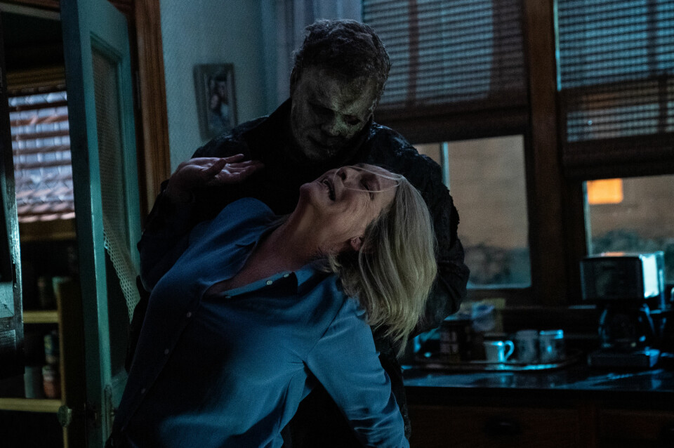 Michael Myers og Jamie Lee Curtis som Laurie Strode i «Halloween Ends». «Halloween Ends»