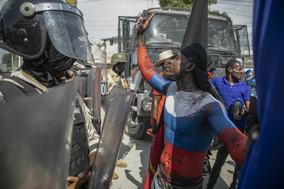 Mandag demonstrerte folk utenfor den amerikanske ambassaden i Port-au-Prince mot et forslag fra den haitiske regjeringen om å få tilsendt en internasjonal styrke til landet. Demonstrantene krevde også statsminister Ariel Henrys avgang. Mandag demonstrerte folk utenfor den amerikanske ambassaden i Port-au-Prince mot et forslag fra den haitiske regjeringen om å få tilsendt en internasjonal styrke til landet. Demonstrantene krevde også statsminister Ariel Henrys avgang. Foto: Odelyn Joseph / AP / NTB