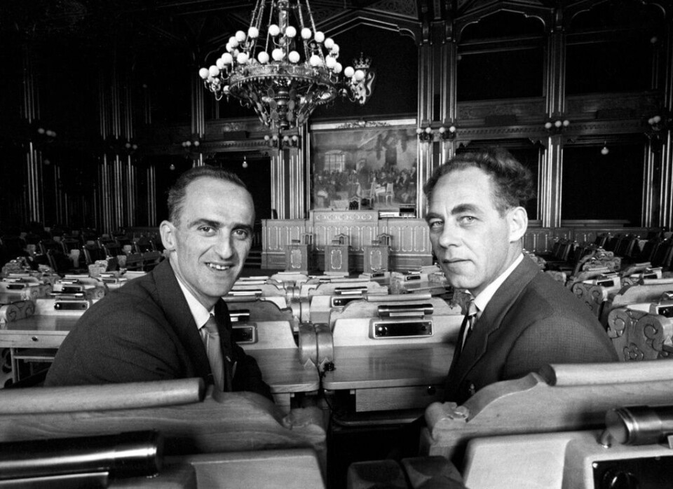 I oktober 1961 ble for første gang etter krigen blir et nytt norsk parti representert på Stortinget. Her Finn Gustavsen (tv) og Asbjørn Holm fra Sosialistisk Folkeparti i stortingssalen. SF