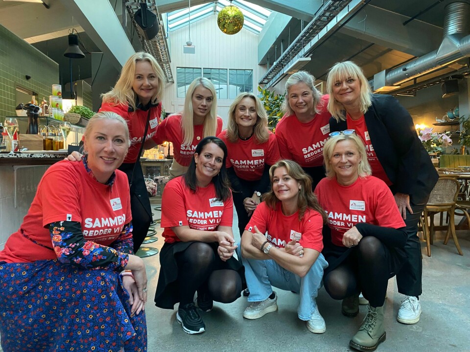 Øverst fra venstre: Siri Ommedal, Bibbi Ur Kjørsvik, Bente R. Skogheim, Sissel B. Fuglestad, Cille Ihle. Foran fra venstre: Ann Sesilie Takfeldt, Christin Møller, Trude Jaarvik Noerman og Merete B. Aanestad har stått på for årets TV-aksjon. Stavanger TV-aksjonen Garden Party