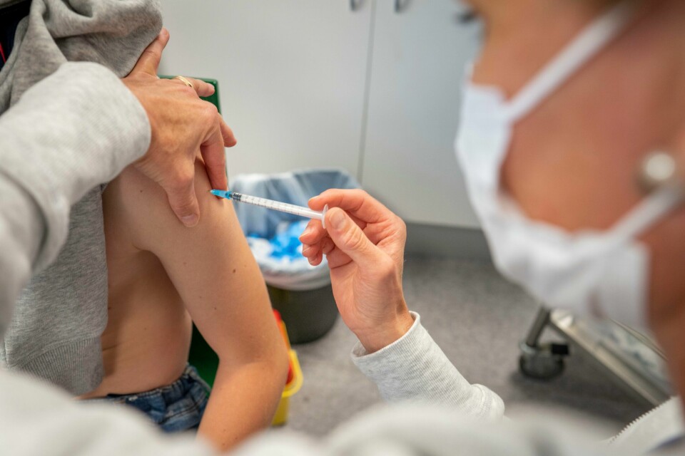 Årets influensasesong byr på større usikkerhet enn normalt, og FHI oppfordrer særlig barn i risikogruppene til å ta vaksinen. Ei sending med vaksinar med barnedose mot covid-19 er no framme i Norge. Vaksinen skal gå til barn med alvorleg grunnsykdom. Arkivfoto: Heiko Junge / NTB / NPK