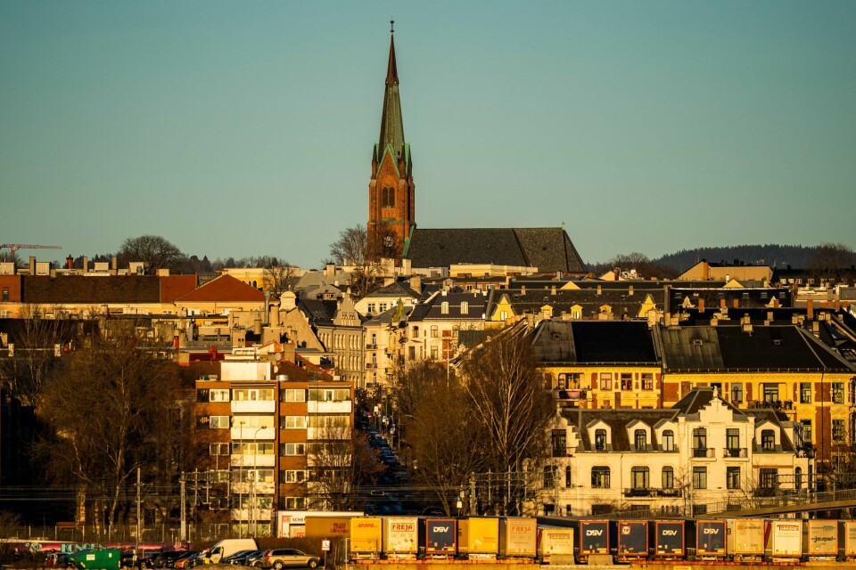 Oslo-kirkene skrur midlertidig opp innetemperaturen i julen. Her er Uranienborg kirke. Stadig færre nordmenn er medlemmer i Den norske kirke. Her går solen ned over Uranienborg kirke og bebyggelsen på Frogner i Oslo. Foto: Håkon Mosvold Larsen / NTB