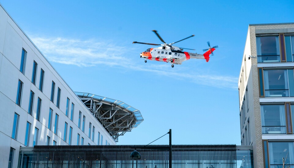 Plan og bygningsetaten (BPE) ga i forrige uke OUS rammetillatelse til å bygge ny helikopterplattform for de nye sjøredningshelikoptrene Sar Queen AW101. Nå vil Rødt at tillatelsen trekkes i påvente av høring. Bildet er tatt ved en landing ved St. Olavs Hospital i Trondheim. Då SAR-Queen skulle lande ved St. Olavs hospital, var lufttrykket så høgt at ein ambulanse fekk skadar. Foto: Gorm Kallestad / NTB / NPK