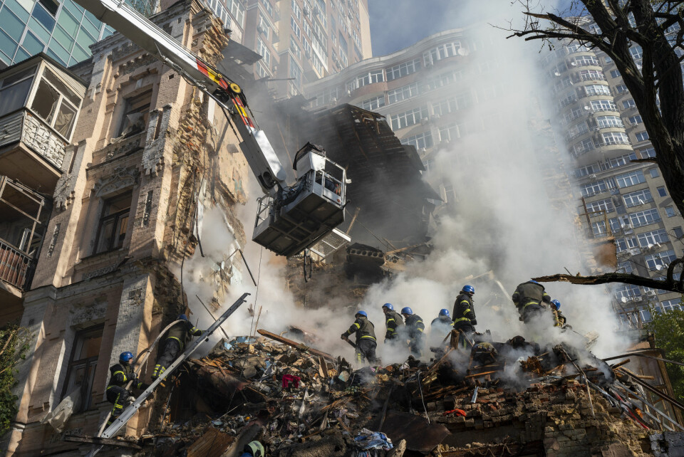Brannmannskaper jobber etter et droneangrep mot et bygg i Kyiv mandag denne uka. Brannmannskaper jobber etter et droneangrep mot et bygg i Kyiv mandag denne uka.