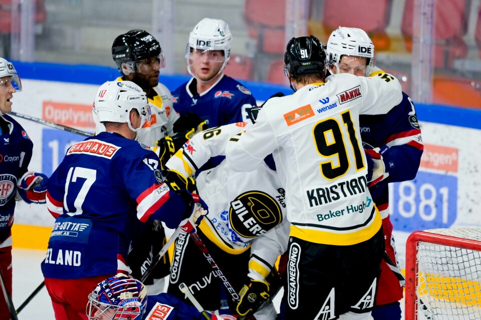 Tommy Kristiansen (med ryggen til) var direkte i uttalelsene etter tirsdagens tap mot Vålerenga. Det mener RA-journalist Kristoffer Knutsen er et tegn. Vålerenga vant storkampen mot Stavanger Oilers tirsdag.Foto: Annika Byrde / NTB