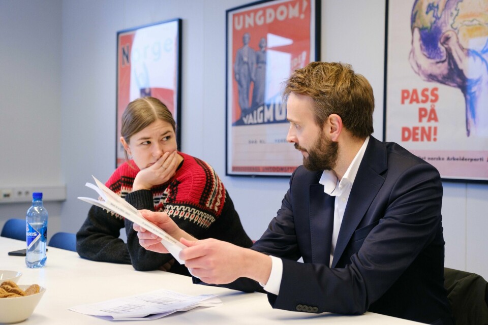 Næringsminister Jan Christian Vestre går gjennom den nye eierskapsmeldingen med AUF-leder Astrid Hoem. Næringsminister Jan Christian Vestre og AUF-leder Astrid Hoem diskuterer den nye eierskapsmeldingen på AUF-kontoret.