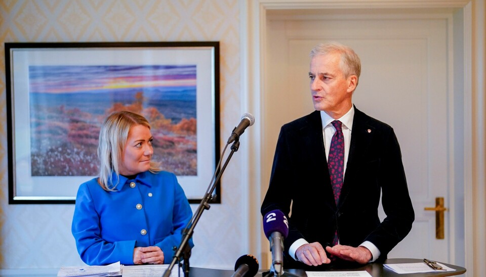 Statsminister Jonas Gahr Støre (Ap) og landbruks- matminister Sandra Borch (Sp) under pressekonferansen på Meraker Brug, der det ble gjort kjent at Statskog kjøper eiendommen for 2,6 milliarder kroner.Foto: Ole Martin Wold / NTB Statsminister Jonas Gahr Støre (Ap) og landbruks- matminister Sandra Borch holder pressekonferanse på Meraker Brug.