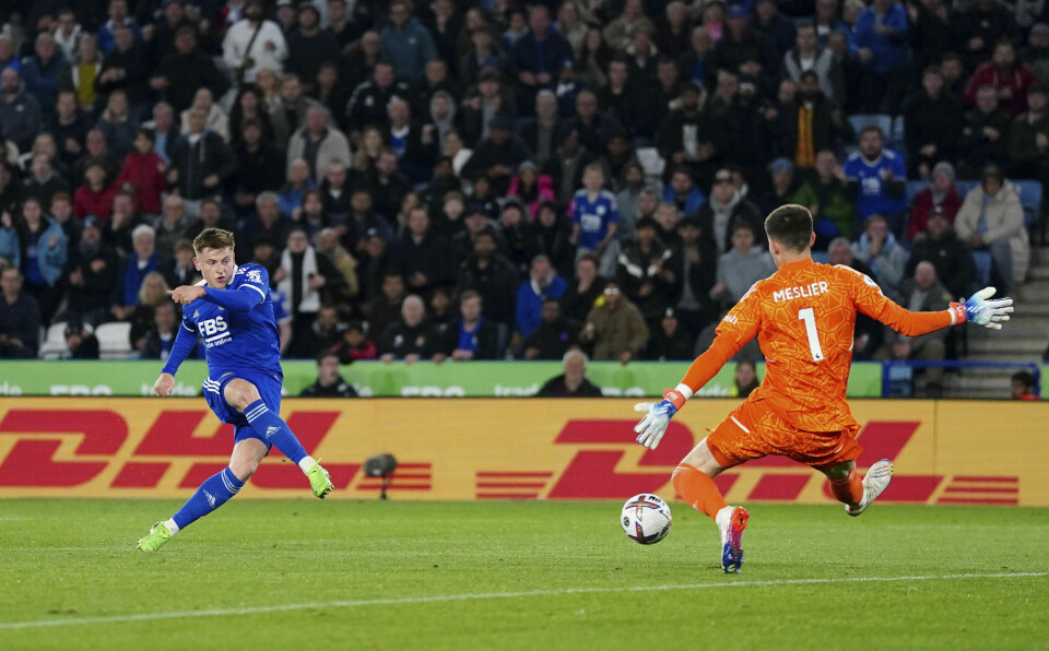 Harvey Barnes scorer for Leicester mot Leeds torsdag. Harvey Barnes setter her inn 2-0 for Leicester hjemme mot Leeds. Foto: Nick Potts / PA / AP / NTB