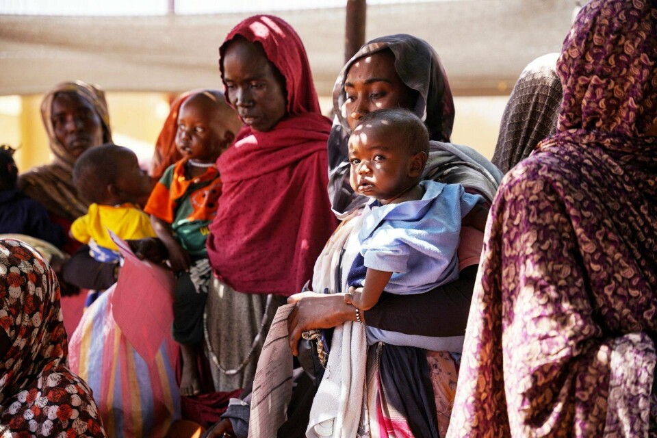 Før kampene i Sudan brøt ut, var over tre millioner kvinner og jenter i Sudan utsatt for kjønnsbasert vold, ifølge FN. Nå står 6,7 millioner kvinner og jenter i fare for å bli utsatt for vold og seksuelle overgrep, skriver Kari Helene Partapuoli. Bildet viser kvinner og barn i kø i en leir for internt fordrevne nord i Darfur-regionen. Kvinner, flyktningleir, Darfur, Sudan