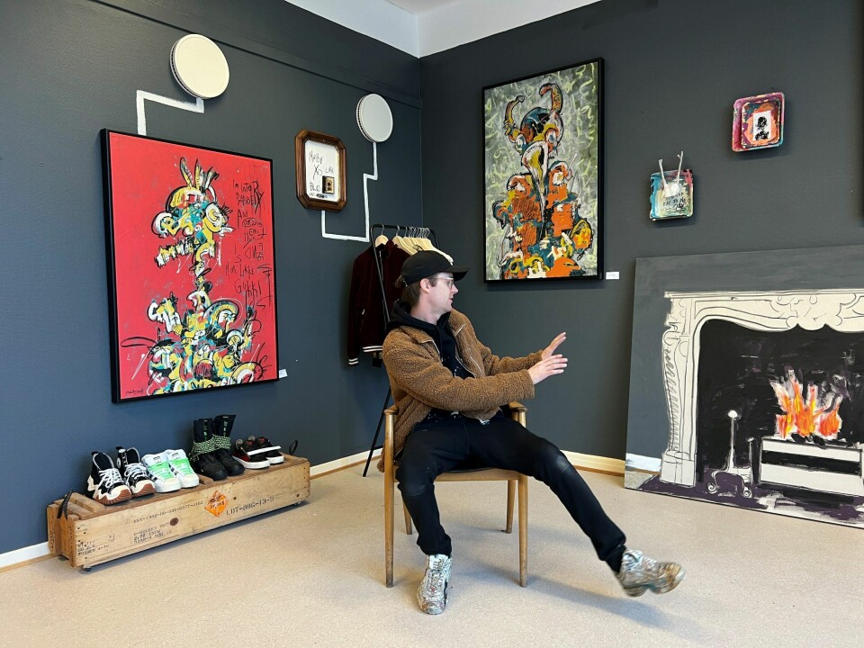 25 rom i gamle Veum sykehus har blitt forvandlet til kunst og kunstgalleri. Her varmer Stian Borgen seg foran peisen i et av rommene. 25 rom i gamle Veum sykehus har blitt forvandlet til kunst og kunstgalleri. Her varmer Stian Borgen seg foran peisen i et av rommene.