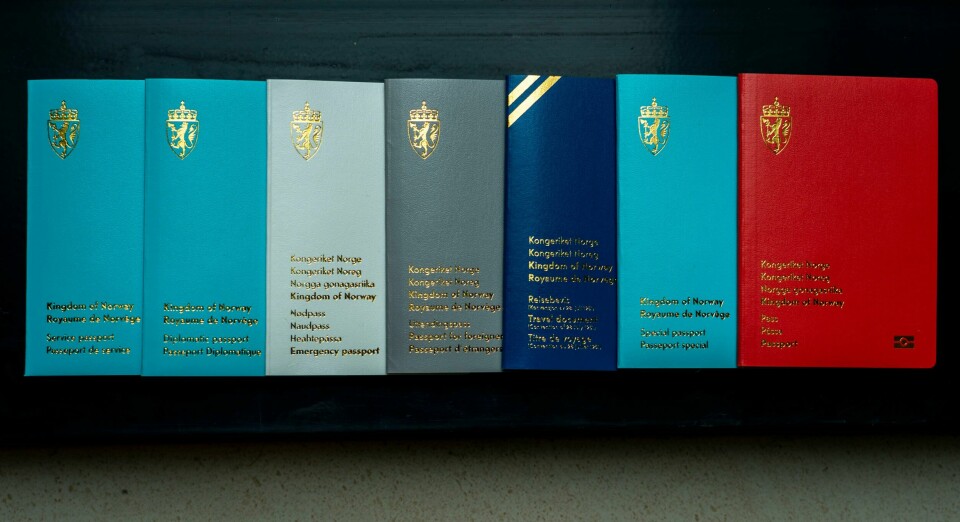 Fortsatt er det lang leveringstid på norske pass og ID-kort. Det kan bli utfordringer med leveransekapasitet også i 2023. Illustrasjonsbilde av norske nasjonale pass og id-kort. Alle som har bestilt reise kan nå få nødpass (hvitt). Foto: Heiko Junge / NTB