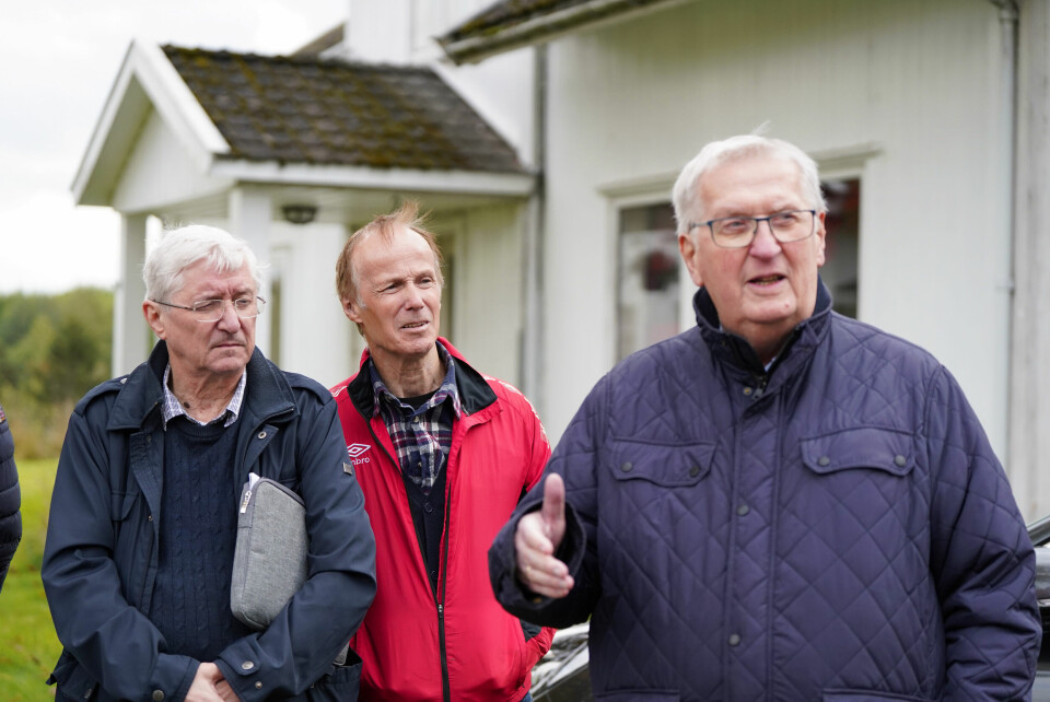 Per Orderud I midten tar i mot flere aktører til en befaring på Orderud gård i Sørumsand onsdag. Advokat Arvid Sjødin t.v. og privatetterforsker Tore Sandberg t.h. . Tore Sandberg, Sjødin og Per Orderud