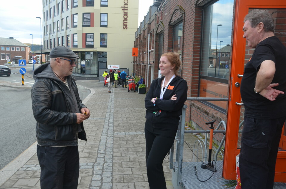 Ine Irene Korsnes-Nergård, sosionom hos Kirkens Bymisjon i Bodø. I samtale med en av gjestene på kafeen og frivilligkoordinator Roy Nilsen (t.h). Ine Irene Korsnes-Nergård, sosionom hos Kirkens Bymisjon i Bodø. I samtale med en av gjestene på kafeen og frivilligkoordinator Roy Nilsen (t.h).