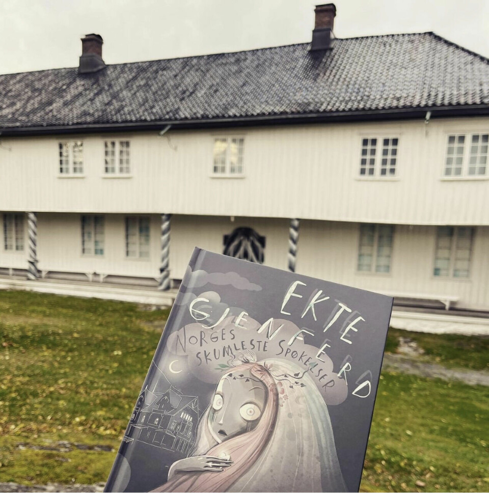 Bilde av boka utenfor et av de hjemsøkte stedene. Bilde av boka utenfor et av de hjemsøkte stedene.