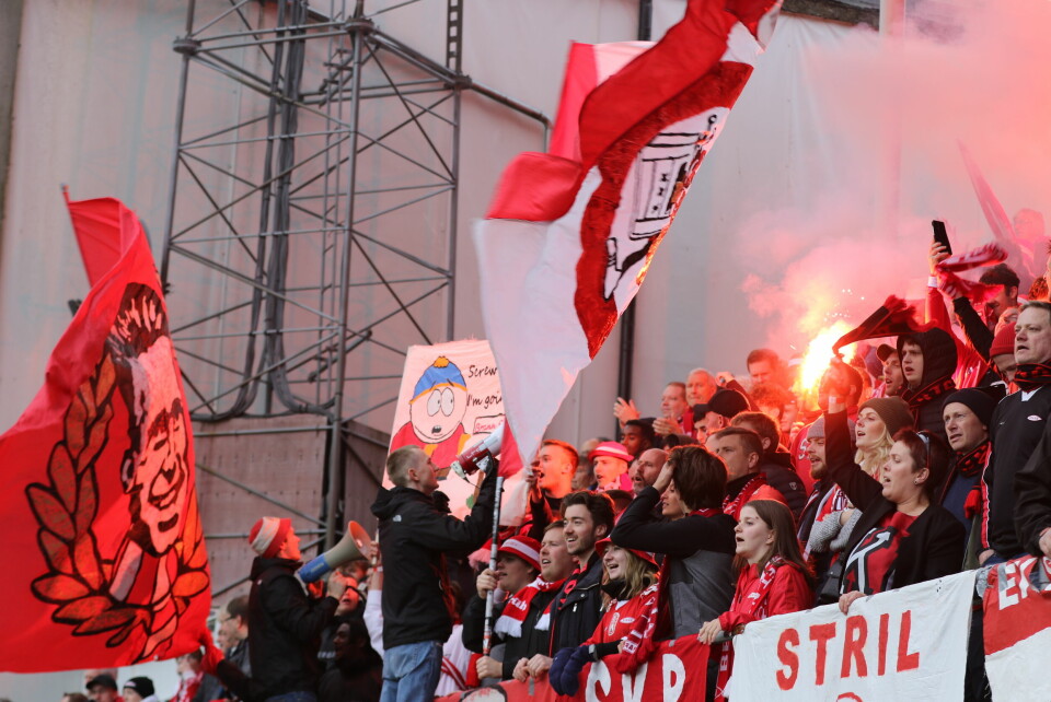 Brann-supporterne på Fredrikstad Stadion lørdag. FFK-BRANN 1-3