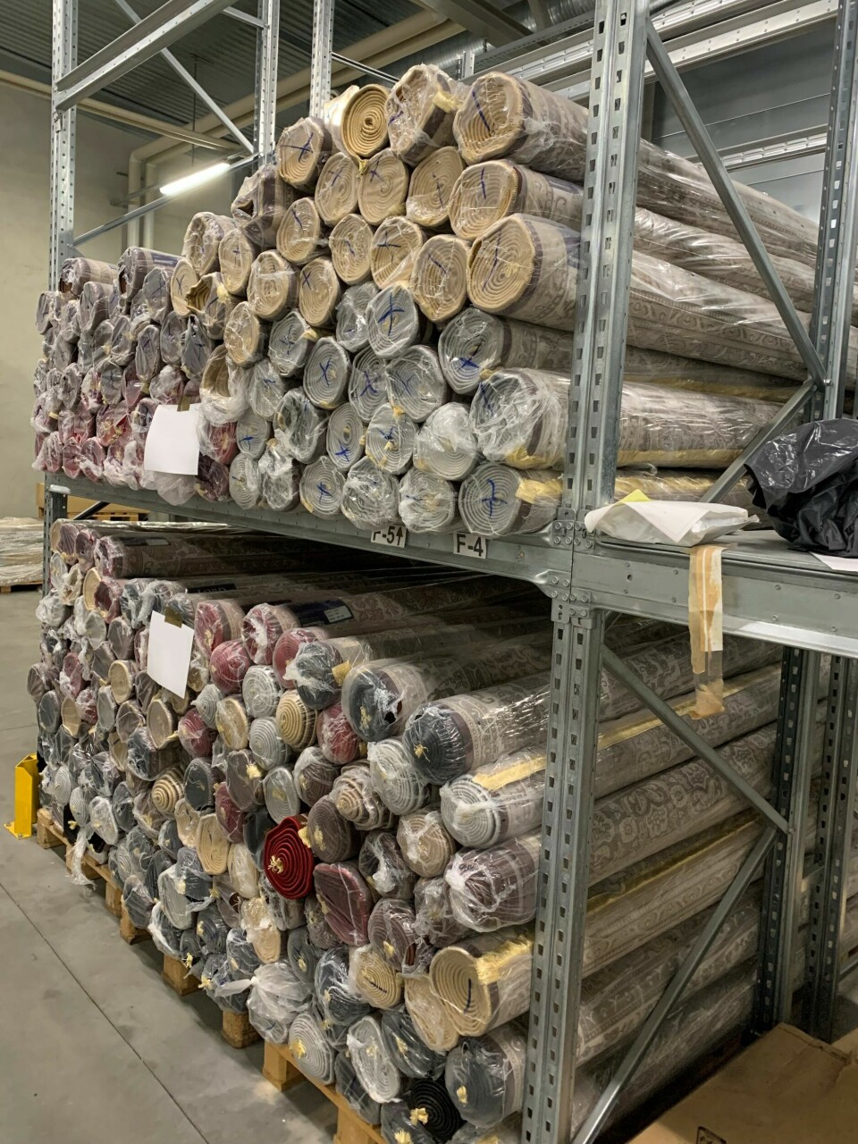 Tollerne måtte gjøre nærmere undersøkelser for å finne ut hvor mye gulvteppene faktisk var verdt. Beslag av til sammen 600 tepper med en samlet verdi på nesten 300.000 kroner ved Svinesund tollsted 17. oktober 2022.