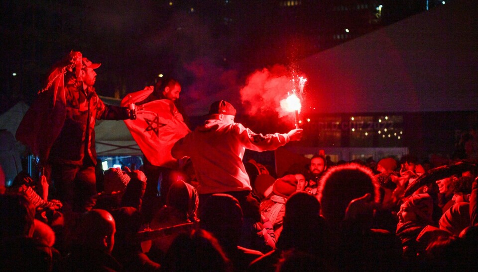 Det oppsto bråk under onsdagens semifinale mellom Frankrike og Marokko på Youngstorget. Her under feiringen da Marokko slo ut Portugal tidligere mesterskapet. Det ble brukt bluss for å feire Marokkos bragd.Foto: Rodrigo Freitas / NTB