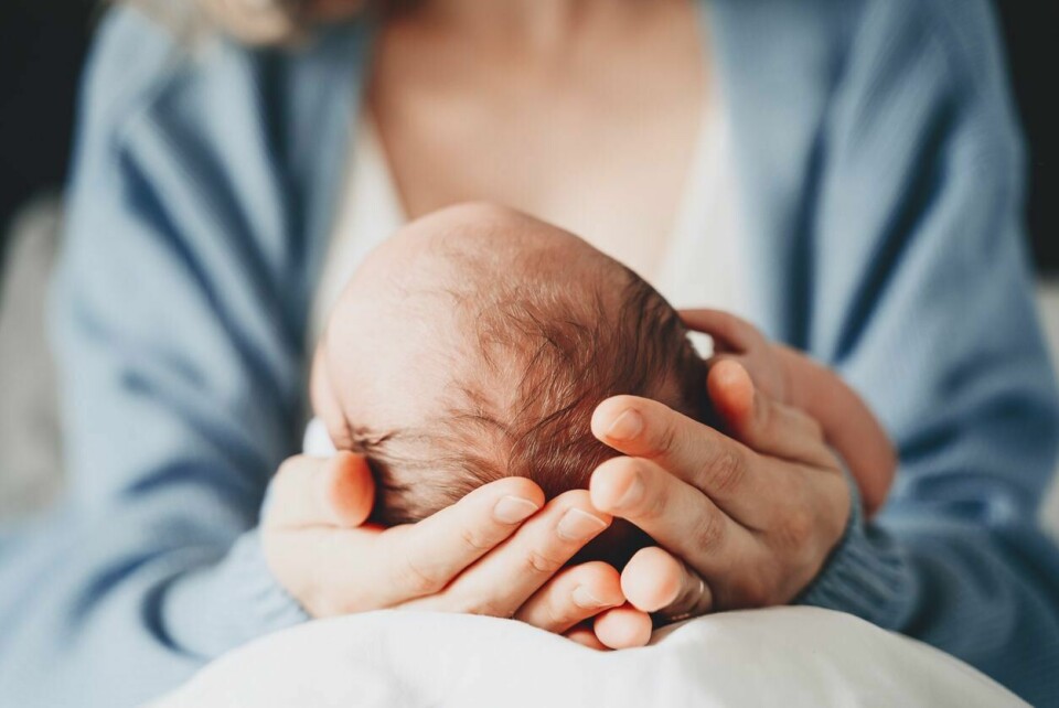 Den viktigste årsaken til lave fødselstall er at færre med to barn velger å få et tredje. Å omtale besøksrestriksjonene på barsel som «noe godt som kom ut av pandemien» er i beste fall å underkjenne den negative opplevelsen så mange familier har hatt, skriver Therese Rist. (Illustrasjonsfoto)
