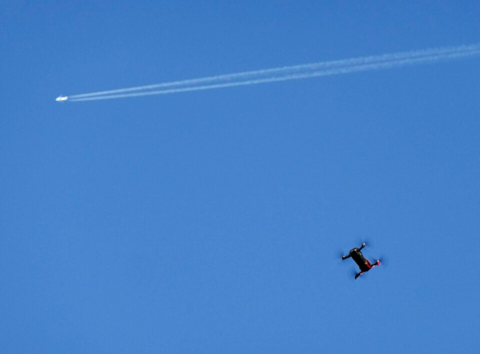Russeren er siktet for å ha flydd drone i Norge, til tross for forbud. SIKKERHETSSONE: Er det en flyplass i nærheten, må man minst fem kilometer unna for å ha lov til å fly drone. Foto: Erik Johansen / NTB