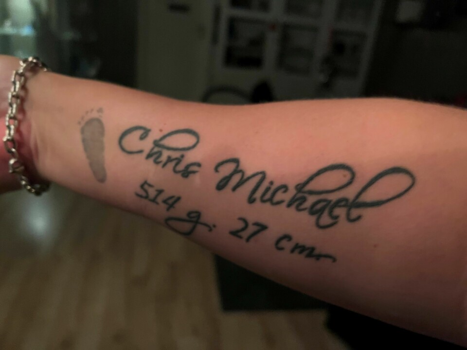 Mors tattoo av faktisk fotavtrykk til Chris Michael i en alder av 6 dager samt vekt og lengde. Mors tattoo av faktisk fotavtrykk til Chris Michael i en alder av 6 dager samt vekt og lengde.