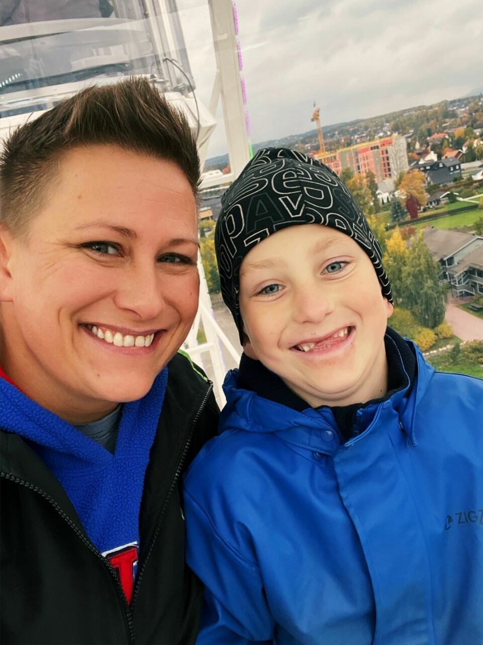Seks år, skolegutt og i pariserhjulet med mamma Renate Izelin. Seks år, skolegutt og i pariserhjulet med mamma Renate Izelin.
