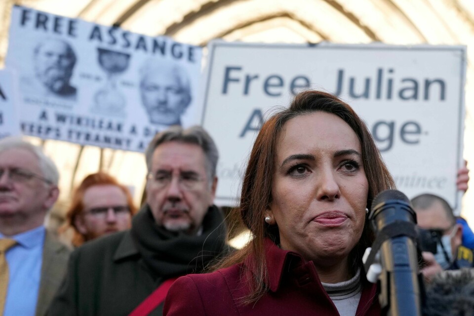 Julian Assanges kone Stella Moris i en demonstrasjon utenfor rettslokalet i London i desember i fjor, etter at det ble klart at Assange kan bli utlevert til USA. Stella Moris, som er forlovet med Julian Assange, snakker med journalister foran rettsbygningen. Foto: Frank Augstein / AP / NTB