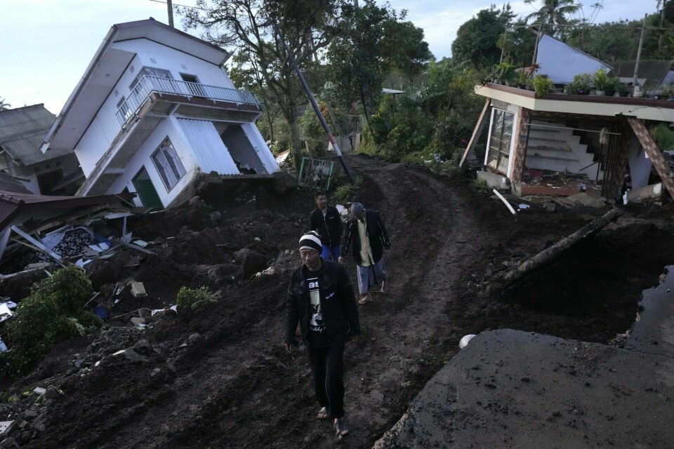 Slik sser det ut etter jordskjelvet som denne uka rammet Java. Over 600 mennesker er hittil registrert omkommet. Residents walk past ruined homes damaged in Monday's earthquake in Cianjur, West Java, Indonesia, Thursday, Nov. 24, 2022. In November, a shallow 5.6 magnitude earthquake struck Indonesia's main Java island, killing more than 330 people and injuring nearly 600. (AP Photo/Tatan Syuflana)