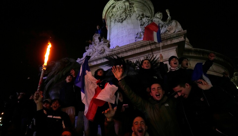 Franske supportere feirer i Paris natt til i dag. Franske supportere feirer i Paris natt til i dag.
