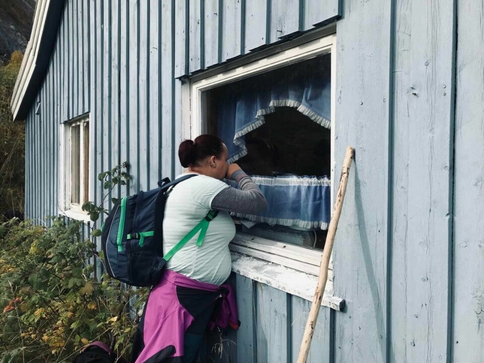 Mona vokste opp med overgrep innad i et lite og sammensatt samisk samfunn. Her er hun utenfor barndomshjemmet i hjemkommunen Tysfjord. Fortellingen om meg