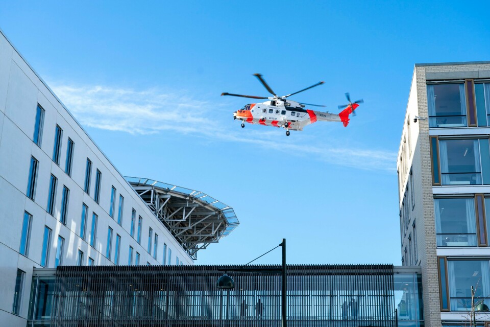 Valg av helikopterplattform ved Rikshospitalet for de nye redningshelikoptrene SAR Queen har skapt mye støy. Nå vil sykehusledelsen ved Oslo Universitetssykehus utrede et nytt alternativ, vekk fra nyfødtintensiven. De nye redningshelikoptrene SAR-Queen skaper sikkerhets-hodebry ved St. Olavs hospital. Foto: Gorm Kallestad / NTB