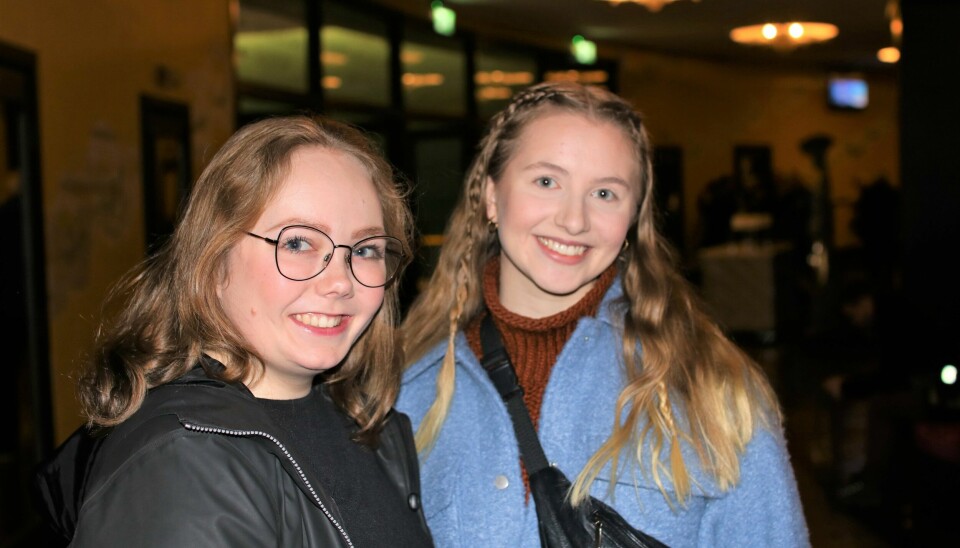 – Jeg er spent på hvordan de løser denne oppsetningen, og jeg har høye forventninger, sier Charlotte Nilssen, som sammen med Catharina Sund Midtlund var blant mange som hadde møtt opp på Folketeateret onsdag. Charlotte Nilssen og Catharina Sund Midtlund.