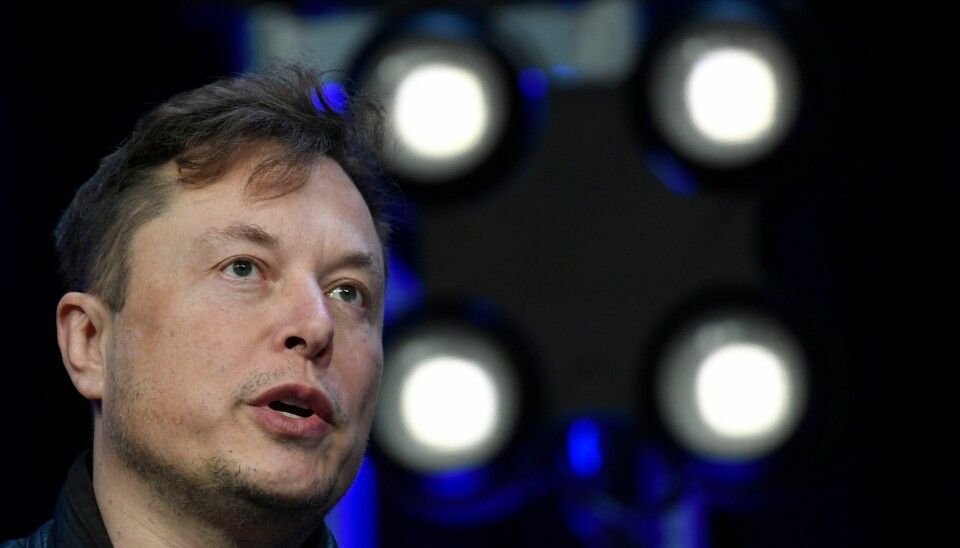 Twitters nye eier Elon Musk tvitret søndag en lenke til en ugrunnet konspirasjonsteori knyttet til angrepet mot Nancy Pelosis ektemann Paul. En rekke amerikanske medier melder at Elon Musk har fullført kjøpet av Twitter. Deretter skal han angivelig raskt ha sparket flere toppledere. Foto: Susan Walsh / AP / NTB
