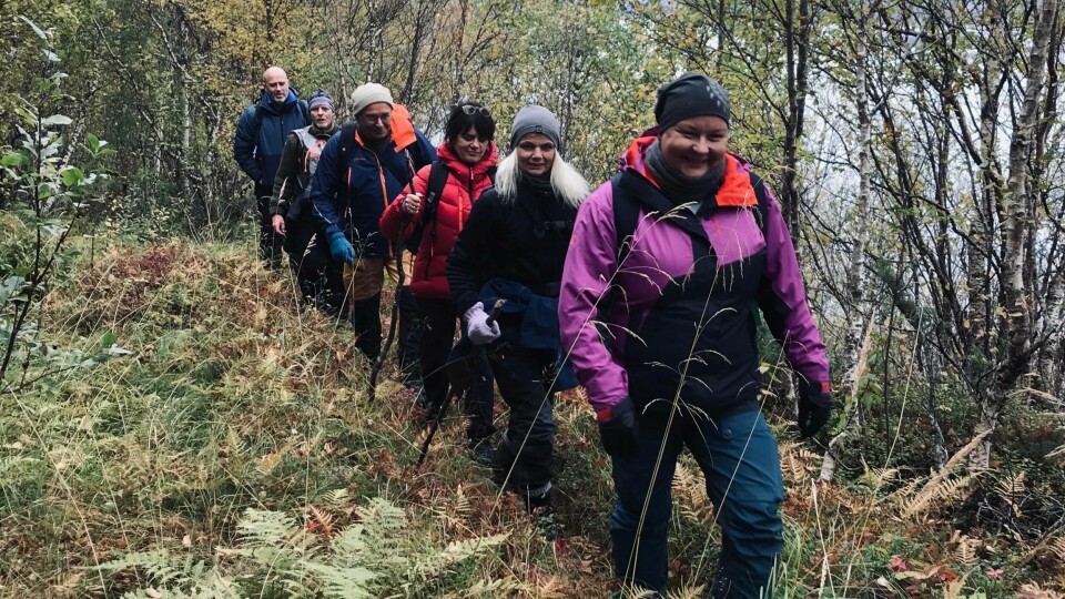 Fra venstre bak: Stian Soli, Boo Franzon, Erling Urheim, Anne-Brit Harsem, Nina Iversen, og Mona går på stien som Petra (Monas bestemor) gravde for hånd fra Leirelv til Musken etter 2. verdenskrig. Mona kjenner på styrken i bestemorens fotspor, bort fra det vonde huset hun vokste opp i. Fortellingen om meg