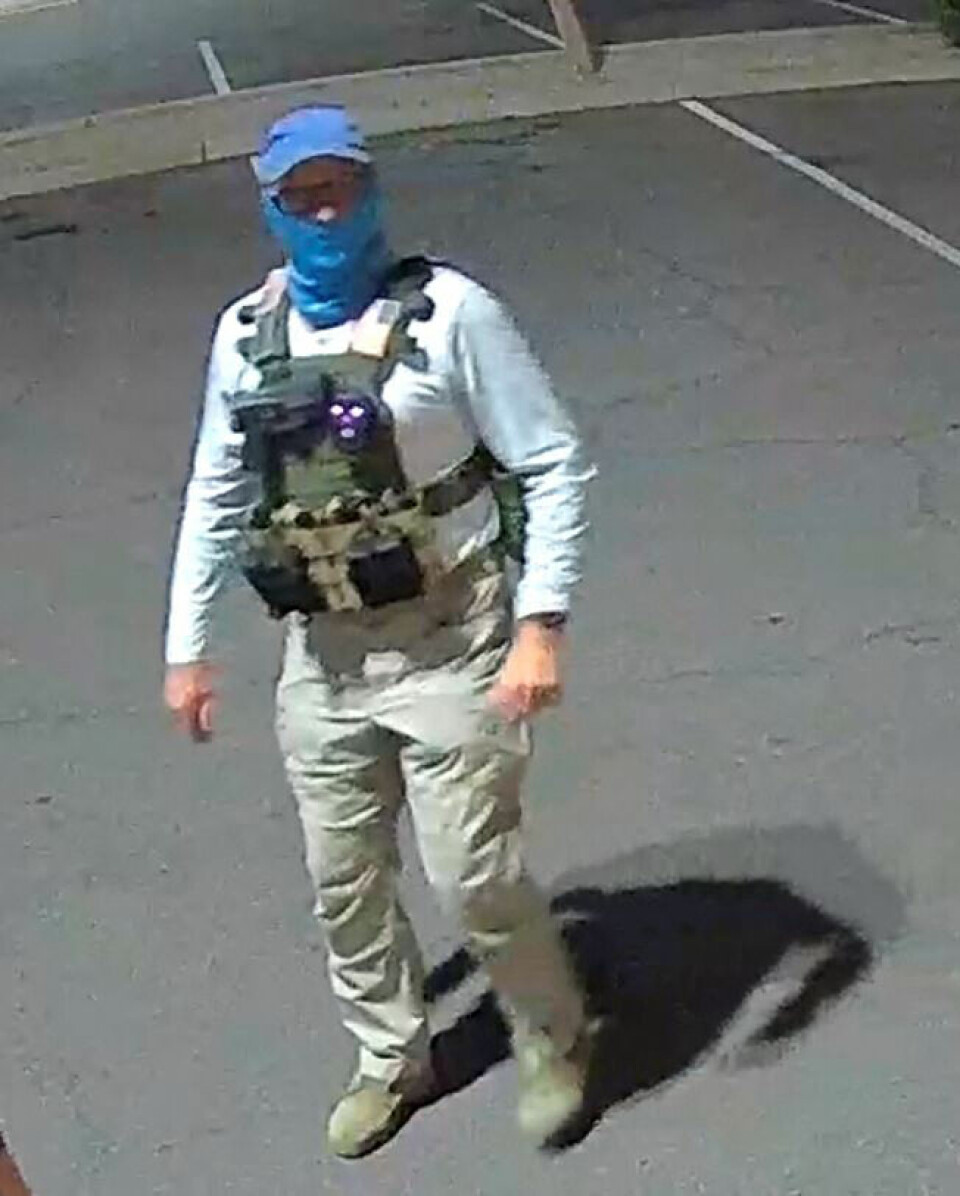 This handout photo provided by the Maricopa County Elections Department on October 25, 2022, shows an armed individual dressed in tactical gear at the site of a ballot drop box in Mesa, Arizona, on October 21, 2022. (Photo by Maricopa County Elections Department / AFP) / RESTRICTED TO EDITORIAL USE - MANDATORY CREDIT 'AFP PHOTO / Maricopa County Elections Department ' - NO MARKETING - NO ADVERTISING CAMPAIGNS - DISTRIBUTED AS A SERVICE TO CLIENTS Valg