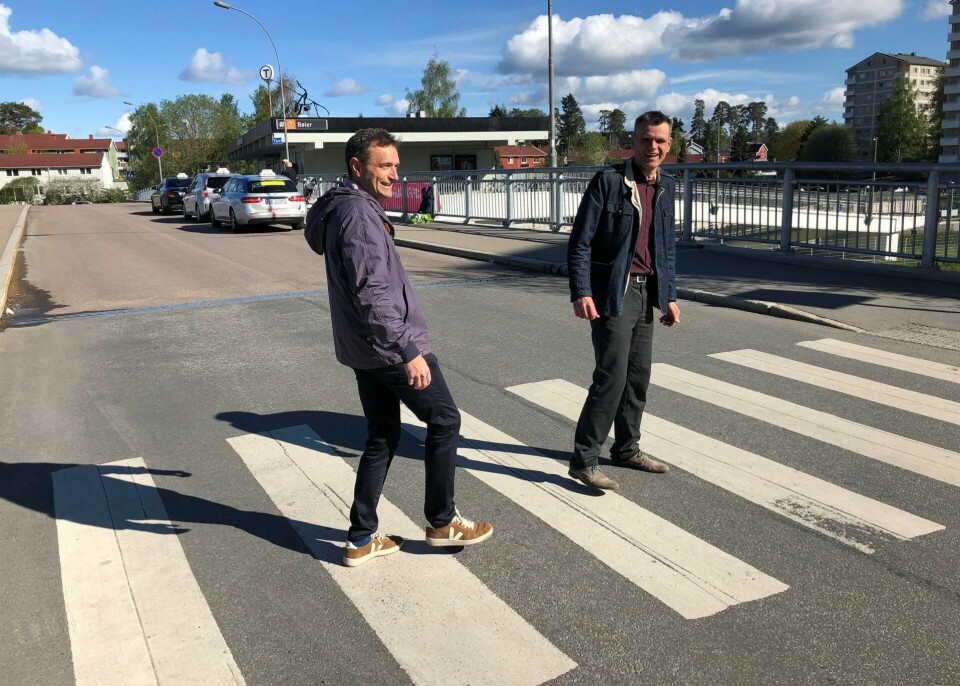 Finanbyråd Einar Wilhelmsen (til høyre), og Arild Hermstad har sittet i byråd sammen tidligere – da Hermstad var vikar som byråd for miljø- og samferdsel og byutvikling i mange måneder sammenlagt. TILTAK: Dette gangfeltet ved Bøler T-bane er et av mange gangfelt over hele byen hvor det kommer fartsdempere, sier leder av Oslo MDG, Einar Wilhelmsen (til høyre), og byråde for miljø og samferdsel, Arild Hermstad. FOTO: TOM VESTRENG