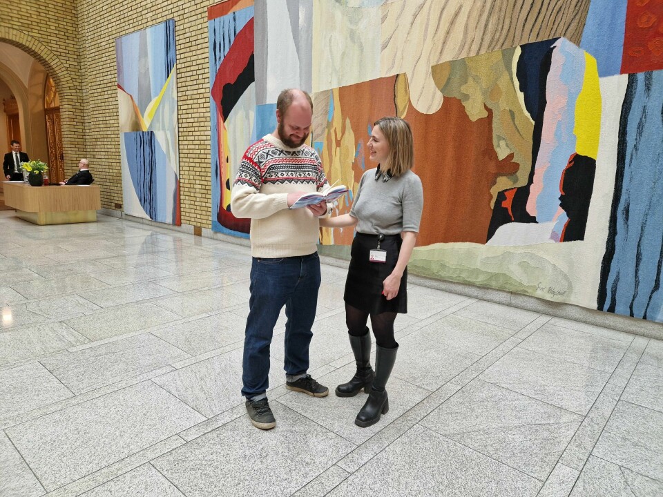 Rødt-politikerne Mímir Kristjánsson og Sofie Marhaug har skrevet bok om de norske skatteflyktningene i Sveits. Mímir Kristjánsson og Sofie Marhaug.