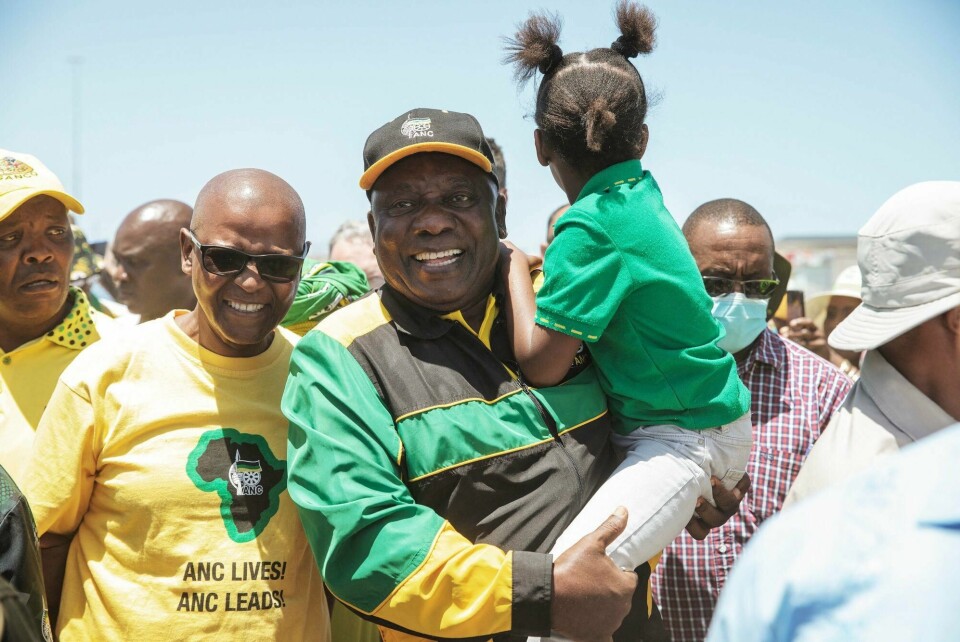 Det har vært storm rundt Sør-Afrikas president Cyril Ramaphosa i det siste. Her er han ute blant folk i Philippi i Cape Town 10. desember. Det har vært storm rundt Sør-Afrikas president Cyril Ramaphosa i det siste. Her er han ute blant folk i Philippi i Cape Town 10. desember.