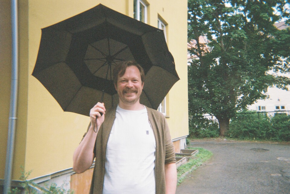 Programleder Einar Tørnquist sier han er en blid fyr med bart som har lyst til å prate geografi. Tørnquist er også programleder for Brille på TvNorge/Discovery. Programmet beskrives som humorbasert kunnskapsprogram, og ble tidligere ledet av Harald Eia. Programleder Einar Tørnquist utenfor leiligheten sin på Torshov.