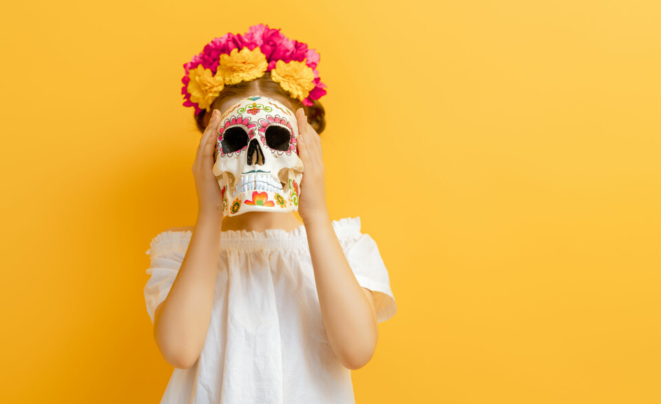 Dersom man velger denne stilen, er et hot tips fra Mari Melilot å få tak i blomster-lysmansjetter eller plastblomster fra bruktbutikk for å lage kransen. Dersom man velger denne stilen, er et hot tips fra Mari Melilot å få tak i blomster-lysmansjetter eller plastblomster fra bruktbutikk for å lage kransen.