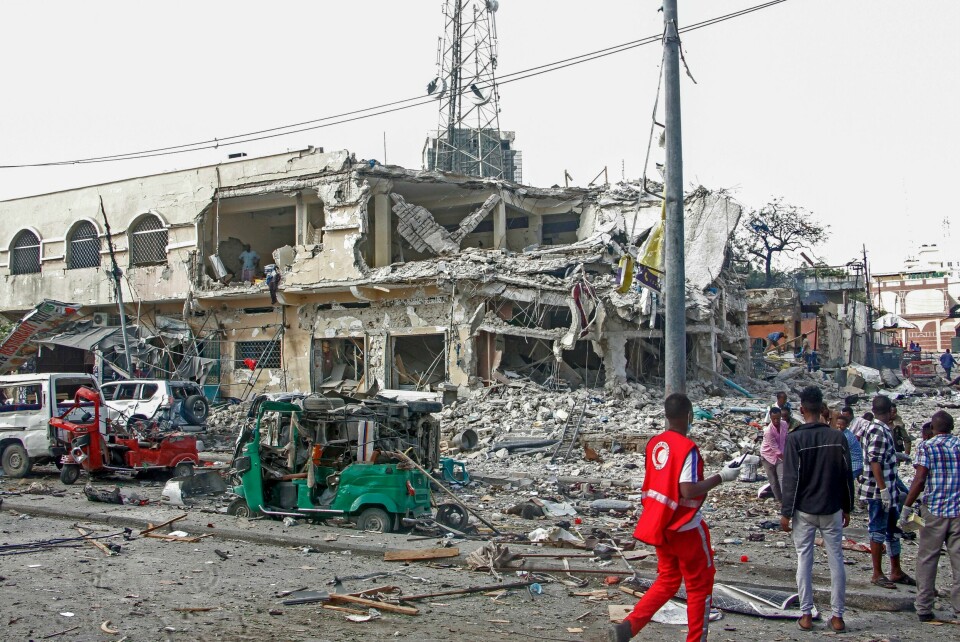 Al-Shabaab har tatt på seg ansvaret for de to bilbombene som eksploderte rett etter hverandre i sentrum av Somalias hovedstad Mogadishu lørdag. Al-Shabaab har tatt på seg ansvaret for de to bilbombene som eksploderte rett etter hverandre i sentrum av Somalias hovedstad Mogadishu lørdag. Foto: Farah Abdi Warsameh / AP / NTB