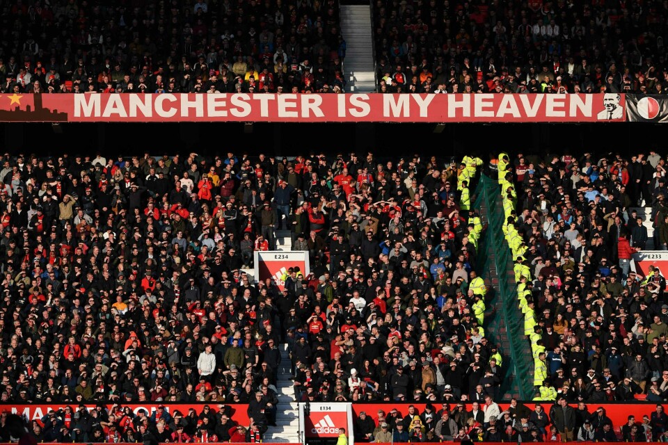 Manchester United-supportere på Old Trafford. Manchester United-supportere på Old Trafford.