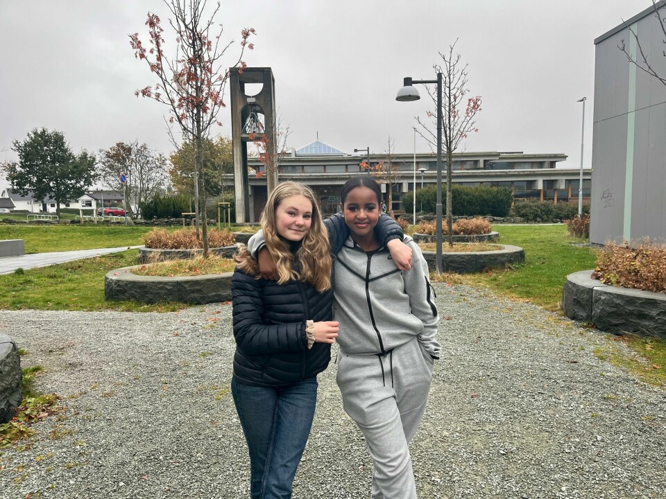 Vilja Vartdal Martinsen (14) og Najad Mohammed Farah Elmi (14) trives veldig godt i Kvernevik og mener miljøet har blitt bedre etter at den nye fritidsklubben og svømmehallen kom på plass. Vilja Vartdal Martinsen og Najad Mohammed Farah Elmi
