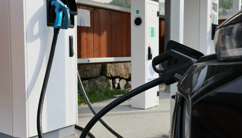 EU er blitt enige om å forby salget av nye bensin- og dieselbiler fra 2035. Fra neste år skal de større bensinstasjonene vise gjennomsnittsprisen for strøm og ulike typer drivstoff. Foto: Ørn E. Borgen / NTB