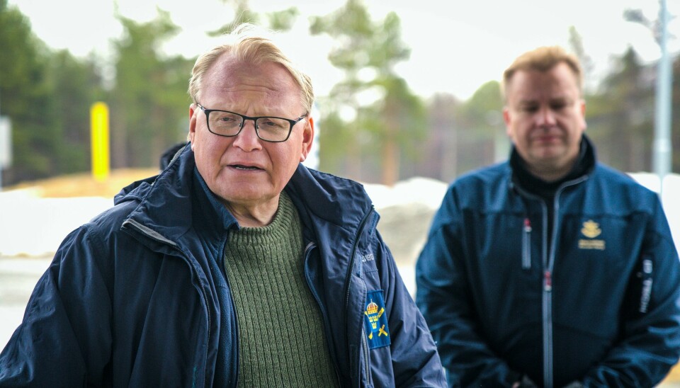 Peter Hultqvist (t.v.), leder i Riksdagens forsvarskomité – og nylig avgått forsvarsminister i Sverige – vil at Sverige skal bidra til en fellesnordisk hær. Her er han fotografert da de nordiske forsvarsministrene møttes i Kirkenes i mai. Peter Hultqvist (t.v.), leder i Riksdagens forsvarskomité – og nylig avgått forsvarsminister i Sverige – vil at Sverige skal bidra til en fellesnordisk hær. Her er han fotografert da de nordiske forsvarsministrene møttes i Kirkenes i mai. Foto: Terje Pedersen / NTB