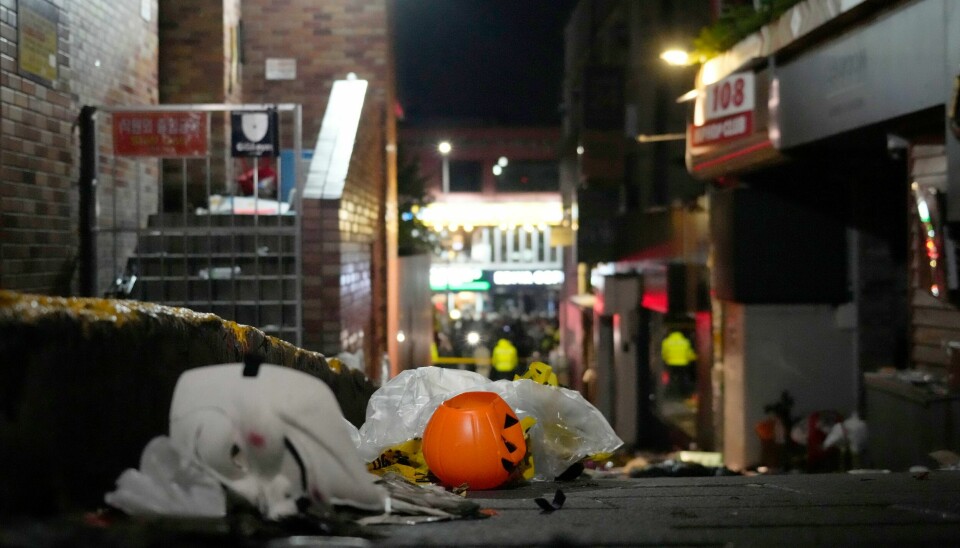 Over 150 mennesker døde da det oppsto trengsel og panikk under Halloween-feiring i Seoul lørdag. Over 150 mennesker døde da det oppsto trengsel og panikk under Halloween-feiring i Seoul lørdag. Foto: Ahn Young-joon / AP / NTB
